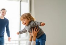 Lekari su digli ruke, ali jedna dadilja je verovala: Čudo koje je promenilo sudbinu devojčice