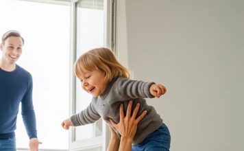 Lekari su digli ruke, ali jedna dadilja je verovala: Čudo koje je promenilo sudbinu devojčice