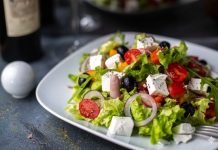 Žena naručila da jede, a kada je stigla hrana, usledio je šok: U salati je pronašla ljudski prst – sada tuži restoran i traži odštetu!