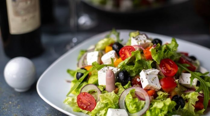 Žena naručila da jede, a kada je stigla hrana, usledio je šok: U salati je pronašla ljudski prst – sada tuži restoran i traži odštetu!