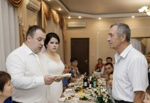 Kada je siromašan otac svojoj kćerki za vjenčanje poklonio običnu kovertu, bogata rodbina mladoženje počela se smijati takvom „velikodušnom“ poklonu. ☹️🤔