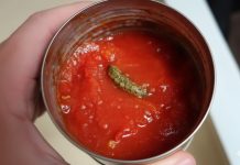 Šokantno Otkriće u Supermarketu: Kupac Izazvao Skandal Nakon Otvaranja Konzervirane Hrane!