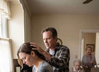 Došla sam nenajavljeno i zatekla sam hladnoću. Moja ćerka je prala sudove na hladnoći, dok su njen muž i svekrva mirno večerali. Nisam rekla ni reč. Samo sam izvadila telefon i obavila jedan poziv.