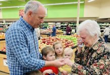 Mislio sam da vraćanje izgubljenog prstena nije ništa posebno — dok se sledećeg dana ispred moje kuće nije zaustavio Mercedes