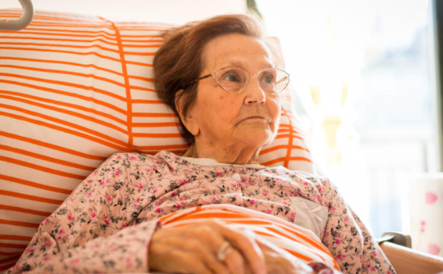 “Ljudi u staračkom domu plaču, smrde i slinave, a ovako umiru: Radeći tamo, naučio sam 7 važnih stvari”