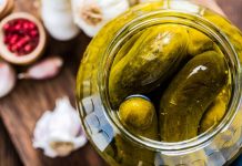 Kad ovo pročitate tečnost od kiselih krastavčića više nikada nećete baciti: Evo kako može da se iskoristi i za šta je sve dobra