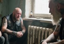 Motociklisti su pronašli dječaka okovanog lancima u napuštenoj kući, s porukom njegove preminule majke