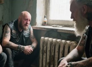 Motociklisti su pronašli dječaka okovanog lancima u napuštenoj kući, s porukom njegove preminule majke