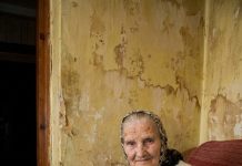 “Starica je svake večeri stajala ispred iste kuće…”