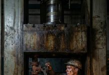 Direktor je ismevao noćnog čuvara jer uči matematiku pod lampom. Kad je fabrika stala, portir je uzeo ključ i rešio ono što inženjeri nisu umeli