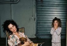 Majka je izbacila kutiju sa štenetom i mačetom u garažu jer su joj isprljali beli tepih a ujutru je ćerka zatekla prizor koji ju je rasplakao