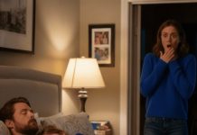 Osamogodišnja devojčica spava sama, ali se svakog jutra žali da joj je krevet „previše mali“. Kada njena majka u 2 sata ujutru proveri sigurnosnu kameru, slomi se u tihim suzama…