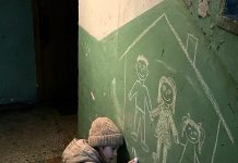 Svakog petka je pakovala stvari u mali roze ruksak i selila se od mame do tate. Kad je jednog dana nestala bez traga, našli su je na mestu koje im je srušilo ego