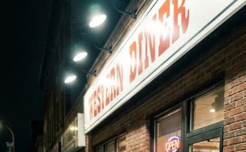 Rastrgli su joj bluzu „za zabavu” — ne sluteći da je njen muž čovek koji ne zaboravlja poniženje