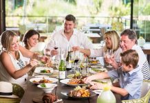 Ovih 7 stvari nemojte raditi kada idete nekome u goste – mnogo je nekulturno i neprimjereno