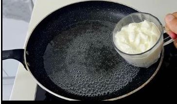 Samo sipajte JOGURT u kipuću vodu, dodajte brašno i ne morate ujutro ići u prodavnicu: Skoro NIKO za ovo ne zna!