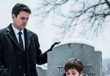 Poduzetnik posjećuje spomenik svojoj pokojnoj supruzi i naglo se zaustavlja kad ugleda dječaka kako sjedi pokraj njega…