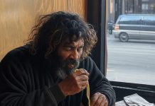 Izbacili su ga iz zgrade – nekoliko dana kasnije, sve se okrenulo