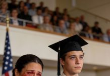Ismijavali su me zbog posla moje majke, ali na dan diplomiranja istina je izgovorena naglas – i promijenila je sve