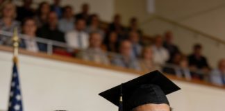 Ismijavali su me zbog posla moje majke, ali na dan diplomiranja istina je izgovorena naglas – i promijenila je sve