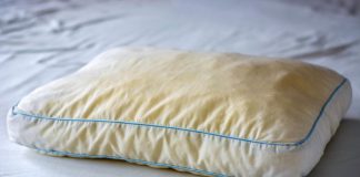Smesa od 3 sastojka koja čisti jastuk i dušek: Uklanja mrlje, mrad i grinje