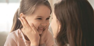 Ako želite da odgajite snažnu ćerku, naučite je ovih 6 životnih veština