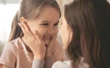 Ako želite da odgajite snažnu ćerku, naučite je ovih 6 životnih veština