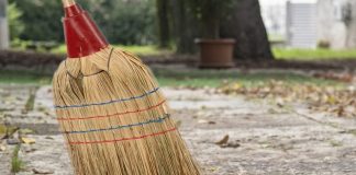 Gdje držite metlu? Ako je na ovom mjestu, tjerate novac iz kuće, bolje je odmah je sklonite