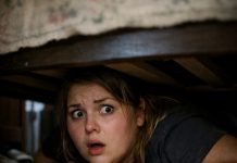 Sakrila sam se ispod kreveta da bih uplašila muža, ali sam saznala gorku istinu.