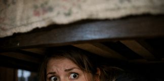 Sakrila sam se ispod kreveta da bih uplašila muža, ali sam saznala gorku istinu.