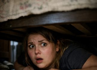 Sakrila sam se ispod kreveta da bih uplašila muža, ali sam saznala gorku istinu.