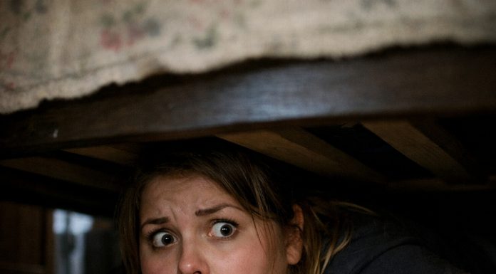 Sakrila sam se ispod kreveta da bih uplašila muža, ali sam saznala gorku istinu.