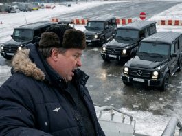Otpušten sam, letio sam kući u drugi grad. U avionu sam spasio ženu od srčanog udara. Kad sam izašao, 16 luksuznih automobila blokiralo je parking, zaštitar je prišao i rekao jednu rečenicu, svi su stali…..😲😲😲