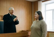 Na razvodu braka, Marina je, uz smeh svog muža, mirno predala svu svoju imovinu njemu. Ali kada je sudija shvatio razlog njenog postupka, aplaudirao joj je ustajući. Kako je Marina vešto prevarila svog muža… 😲😲😲