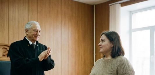 Na razvodu braka, Marina je, uz smeh svog muža, mirno predala svu svoju imovinu njemu. Ali kada je sudija shvatio razlog njenog postupka, aplaudirao joj je ustajući. Kako je Marina vešto prevarila svog muža… 😲😲😲