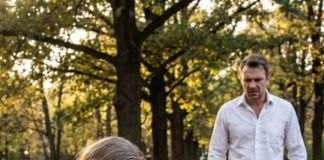 Bogati čovek je video majku kako deli jedan obrok između svoje dece – i ono što je zatim uradio promenilo je njihove živote