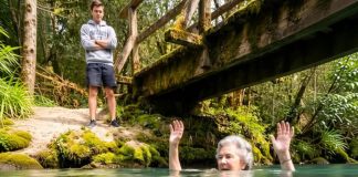 Moj unuk me gurnuo u jezero, smejao se dok sam tonula – ali nisam bila nemoćna