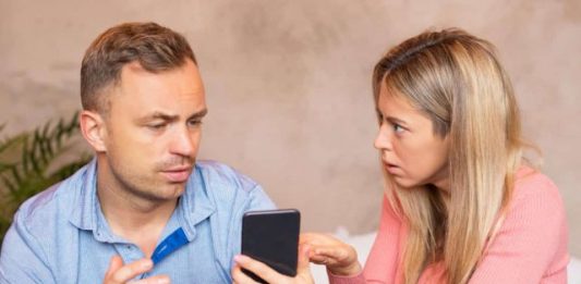 Muškarci koji varaju imaju jednu zajedničku naviku – a većina žena je ne primjećuje