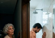 Imala sam 73 godine kada sam se preselila u kuću svog sina — i svaki put kad bi se tuširao u tri ujutro, pogled kroz pukotinu na vratima gotovo me onesvijestio od onoga što sam otkrila.