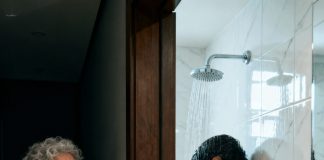 Imala sam 73 godine kada sam se preselila u kuću svog sina — i svaki put kad bi se tuširao u tri ujutro, pogled kroz pukotinu na vratima gotovo me onesvijestio od onoga što sam otkrila.