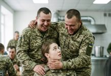 Pet drskih novobrančivih stisnulo je krhku djevojku u ćošku vojničke kantine. Ali samo pola minute kasnije brutalno su platili za svoju fatalnu grešku……. 😲😲😲