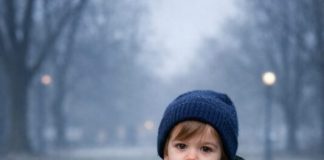 Svako jutro, mali dečak od oko tri godine provodio je sate sedeći na istoj klupi u srcu gotovo praznog parka. Prolaznici su mislili da se igra. Niko nikada nije stao… dok tog dana nisam ja.