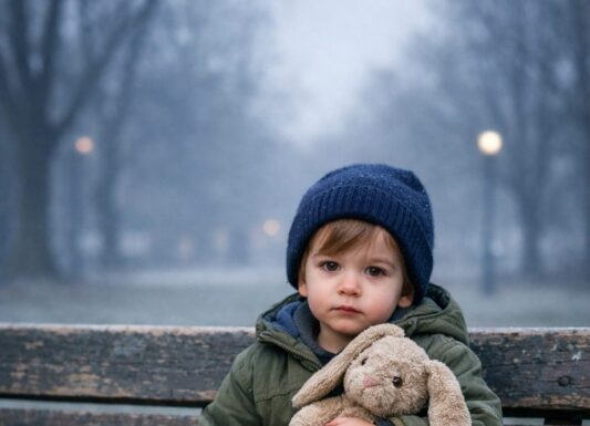 Svako jutro, mali dečak od oko tri godine provodio je sate sedeći na istoj klupi u srcu gotovo praznog parka. Prolaznici su mislili da se igra. Niko nikada nije stao… dok tog dana nisam ja.
