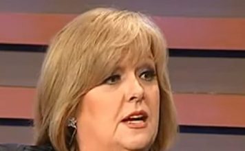 Otpevala je reči ljubavnice i otkrila aferu čuvenog političara: Dok je Jugoslavija brujala o šok prevari, nju su naterali da strašno ispašta