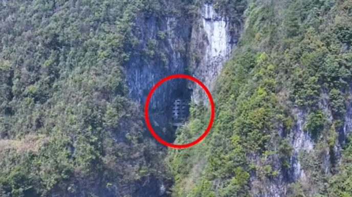 Živi sam u kući na ivici pećine već 50 godina: Nakon smrti roditelja braća i sestre ga ostavili, on nije želio da ode (FOTO)