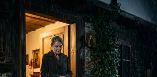 Siromašni otac je prodao jedini alat da bi kćerki kupio haljinu za maturu, a kada su joj se bogate drugarice smijale, pred školu je stigla crna limuzina