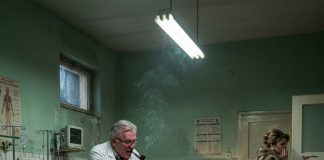 Brat se odrekao sestre zbog bogate žene jer je bila siromašna, a onda je doktor ušao u sobu i otkrio jezivu istinu o njenom tijelu