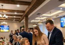 Moj bivši muž je došao na moj jubilej da me ponizi pred svim gostima i da se hvali svojom mladom nevjestom, ali čim je vidio mog posebnog gosta, odmah se izvinuo i žurno pobjegao s proslave.