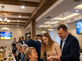 Moj bivši muž je došao na moj jubilej da me ponizi pred svim gostima i da se hvali svojom mladom nevjestom, ali čim je vidio mog posebnog gosta, odmah se izvinuo i žurno pobjegao s proslave.