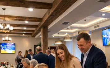 Moj bivši muž je došao na moj jubilej da me ponizi pred svim gostima i da se hvali svojom mladom nevjestom, ali čim je vidio mog posebnog gosta, odmah se izvinuo i žurno pobjegao s proslave.